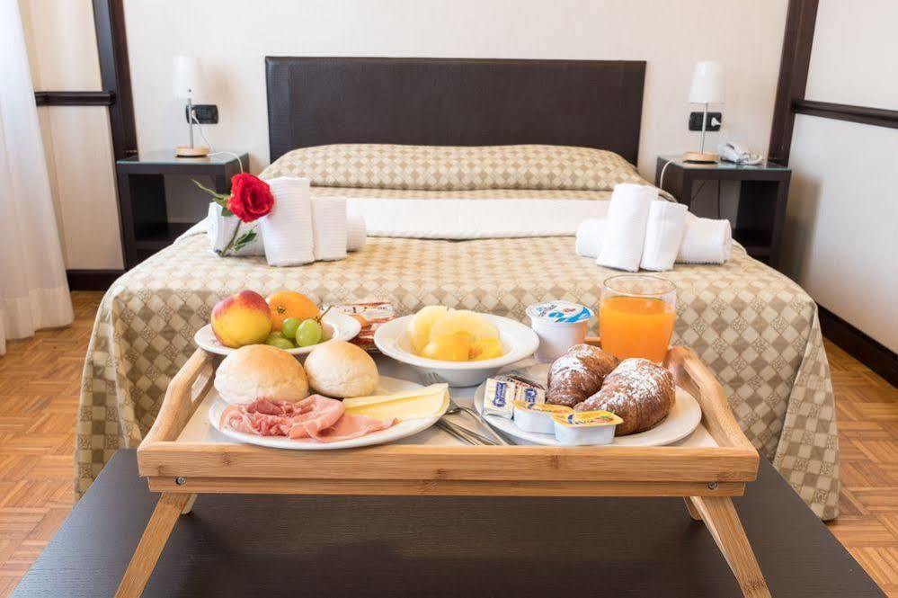 Hotel Astoria Fidenza Extérieur photo